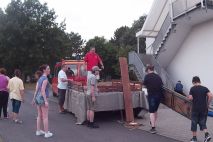 ...und dann auf den Anhänger