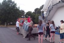 Der Anhänger füllt sich