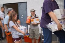 Die Verpflegung kommt in den Küchenanhänger