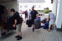 Das Gepäck wandert in den Anhänger