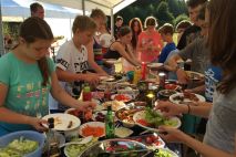 Das Buffet wird erstürmt