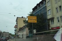Wir passieren das Ortsschild Freiburg