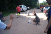 Der Ball muss in den Eimer