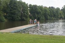 Die ersten trauen sich in kühle Nass