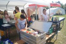 Die ersten Küchenutensilien werden für die Heimfahrt verpackt