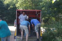 Beladen des Küchenhängers