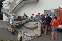 Entladen des Zeltanhängers