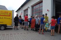 Entladen des Gepäckanhängers