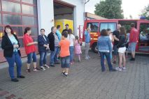 Die Eltern verabschieden sich von ihren Kindern