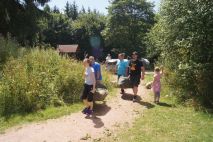 Entladen des Zeltanhängers