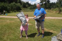 Groß und Klein arbeiten zusammen