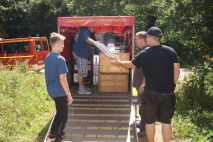 Ausräumen des Küchenanhängers