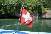 Die Boote hier tragen komische Flaggen