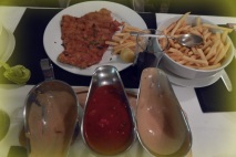 Kleine Schnitzel und ein paar Pommes mit einer Auswahl an Soßen