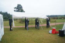 Der zweite Pavillon wird aufgrund des Wetters aufgebaut