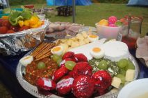 Die Käseplatte auf dem Brunchbuffet