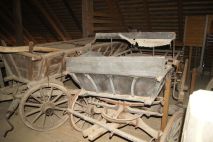 Alte Fuhrwerke auf dem Heuboden