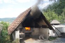 Das Backhäusschen wird angeheizt