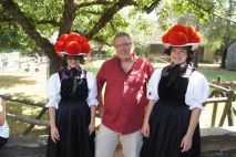 Traditionelle Trachten mit Bollenhüten